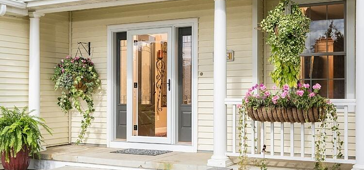 screen door installation in Niagara Falls